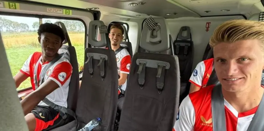 Feyenoord unveils new signings via helicopter; player makes "airdrop" appearance at home ground just 20 minutes after signing