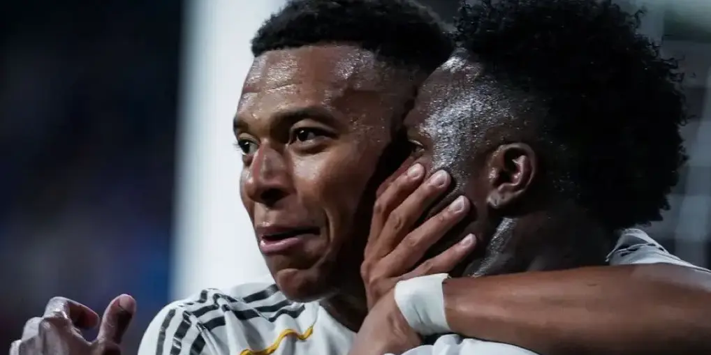 Vinícius Shouted Angrily Towards the Pitch; Mbappé Stepped Forward to Cover His Mouth Immediately